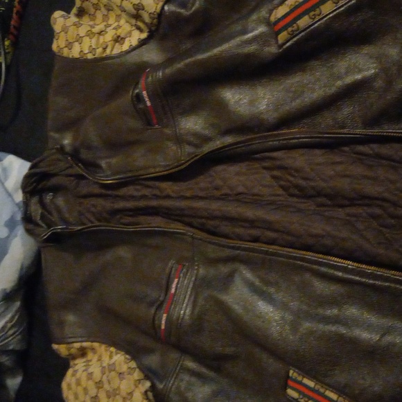 Is a medium size Gucci jacket and I can't fit it no more - Picture 5 of 5